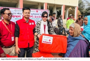 রেড ক্রিসেন্ট সোসাইটি বগুড়ার শীতাত্বদের মাঝে কম্বল বিতরণ